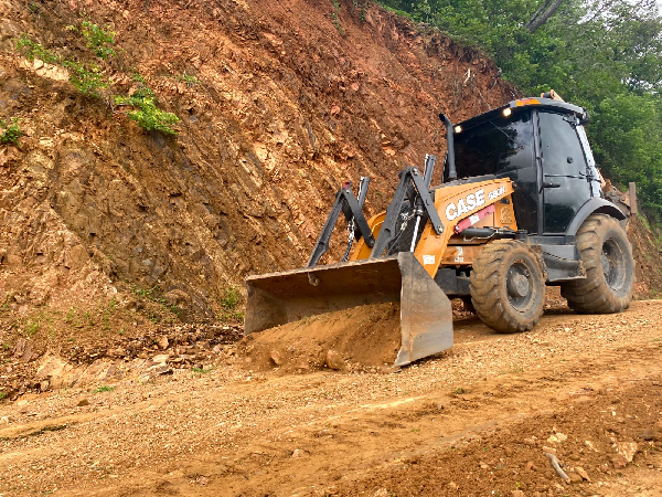 Prefeitura de Ipaporanga realiza trabalho de manutenção na Ladeira do Humaitá