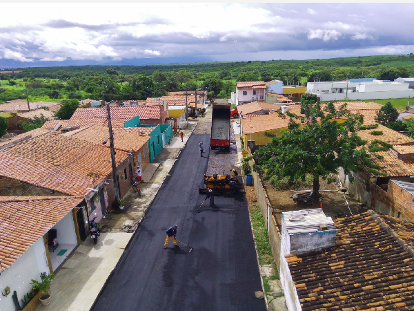 Prefeitura de Ipaporanga realiza obras de pavimentação asfáltica em ruas da Sede