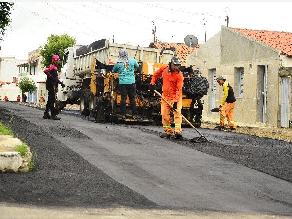 Novas ruas são contempladas com pavimentação asfáltica em Ipaporanga