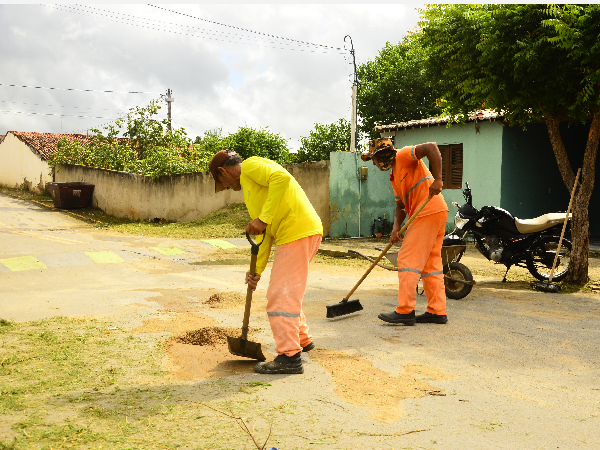 Prefeitura de Ipaporanga realiza serviços de limpeza urbana em ruas da Sede